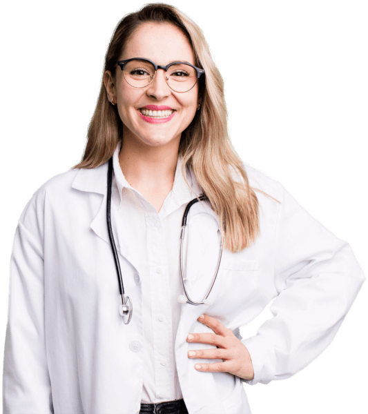 Mulher médica sorridente com jaleco e estetoscópio, representando atendimento ágil e especializado em saúde ocupacional na Clínica Diamante SST.